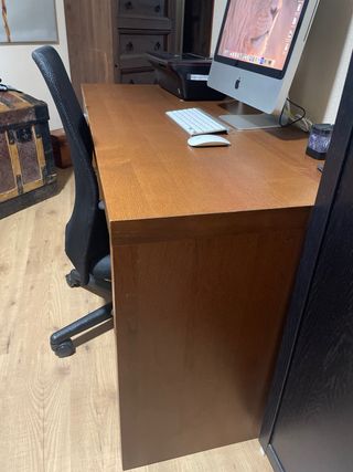 Mobiliario de Oficina  y ordenador de sobremesa .