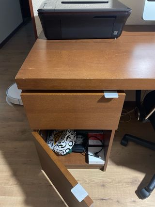 Mobiliario de Oficina  y ordenador de sobremesa .