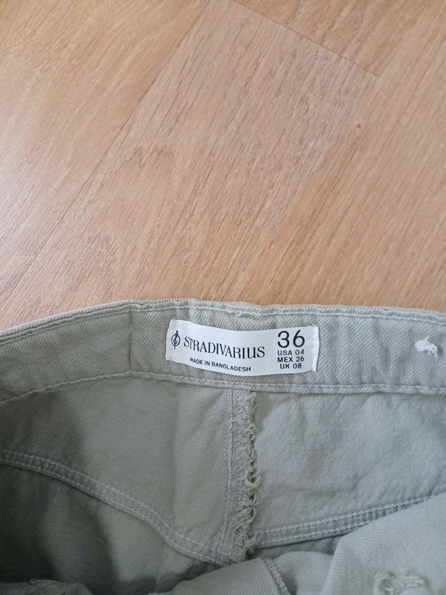Mini falda Stradivarius color kaki- Talla 36