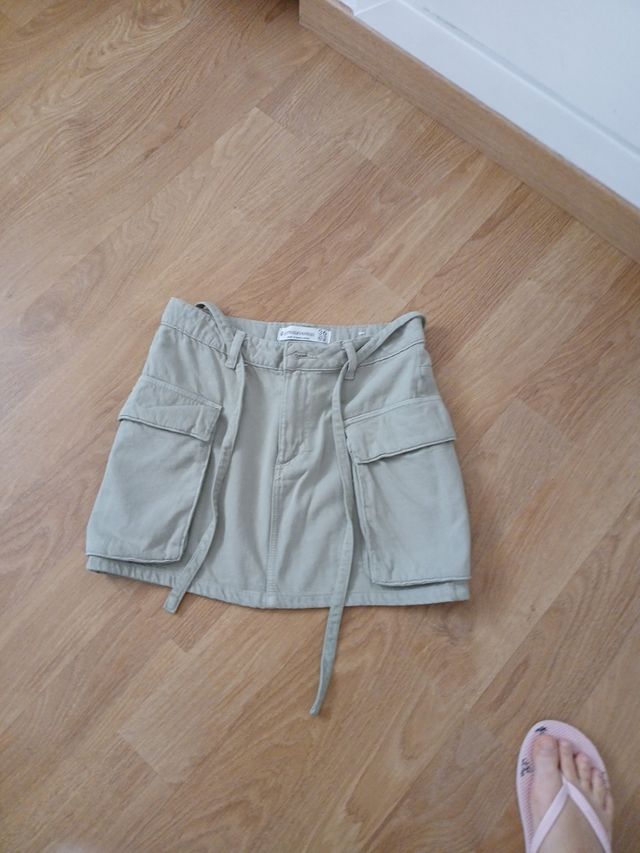 Mini falda Stradivarius color kaki- Talla 36