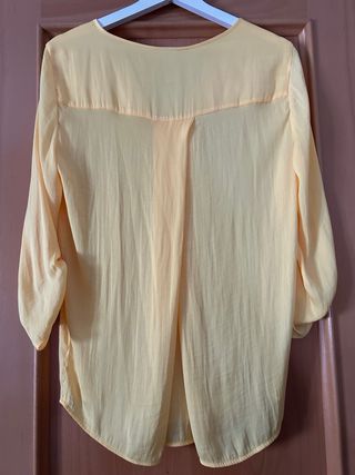 Camisa amarilla de Stradivarius