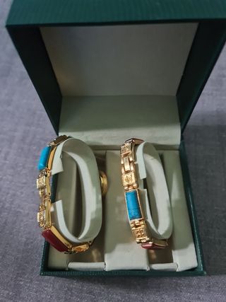 Reloj y pulsera dorados