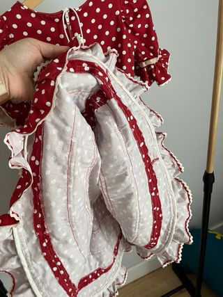 Vestido niña flamenca lunares beige y fondo rojo