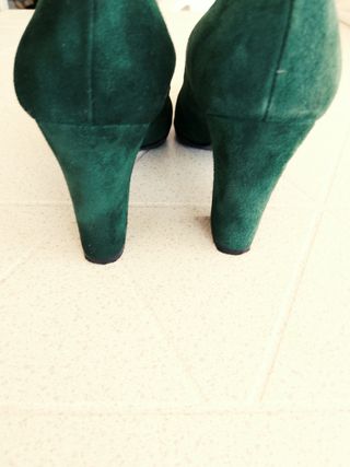 Zapatos tacón verde ante
