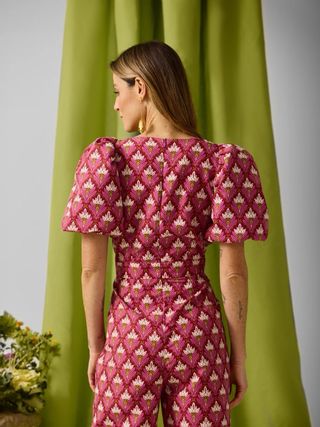 Mono largo SILBON rosa para eventos o ceremonias.