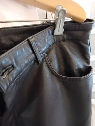 Pantalón de cuero negro