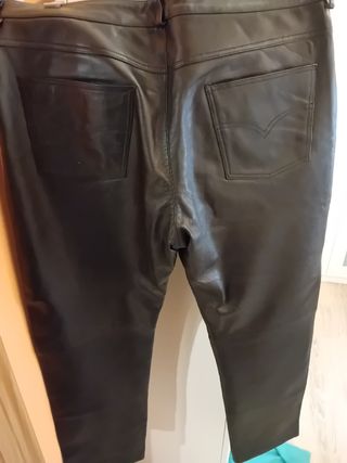 Pantalón de cuero negro