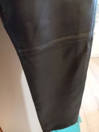 Pantalón de cuero negro