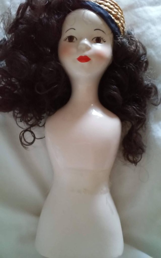 Muñeca antigua de porcelana.