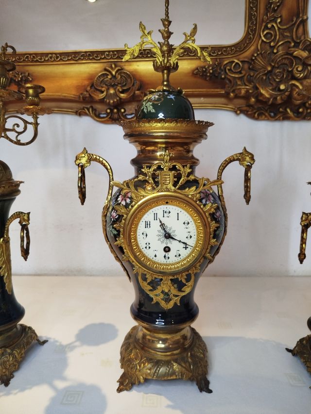 Elegante reloj con candelabros Porcelana y bronce