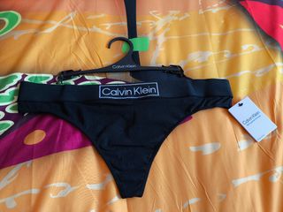 Tanga Calvin Klein-Negra talla L/G.