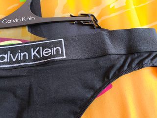 Tanga Calvin Klein-Negra talla L/G.