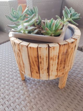 Portapiante in legno bruciato