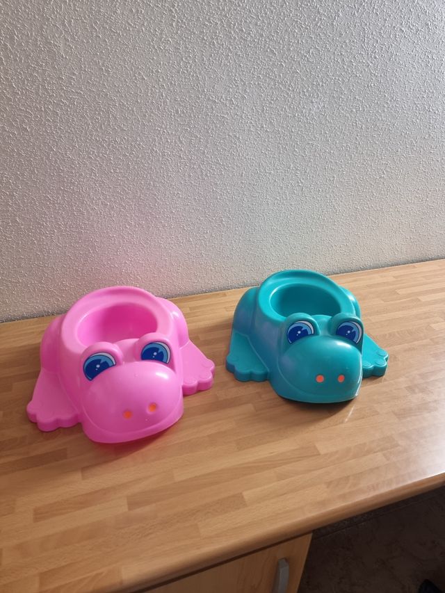 2 Orinales Rana - Rosa y Verde. 3€ cada uno