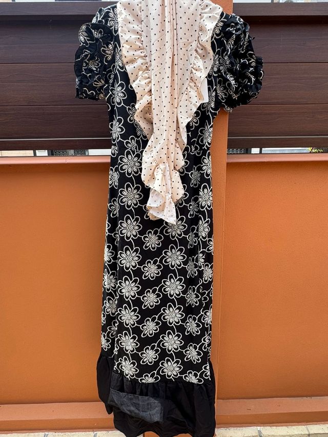 Bata rociera negra perforada en Camel