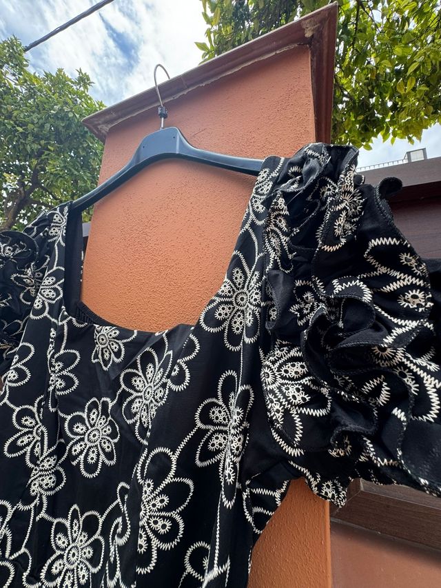 Bata rociera negra perforada en Camel