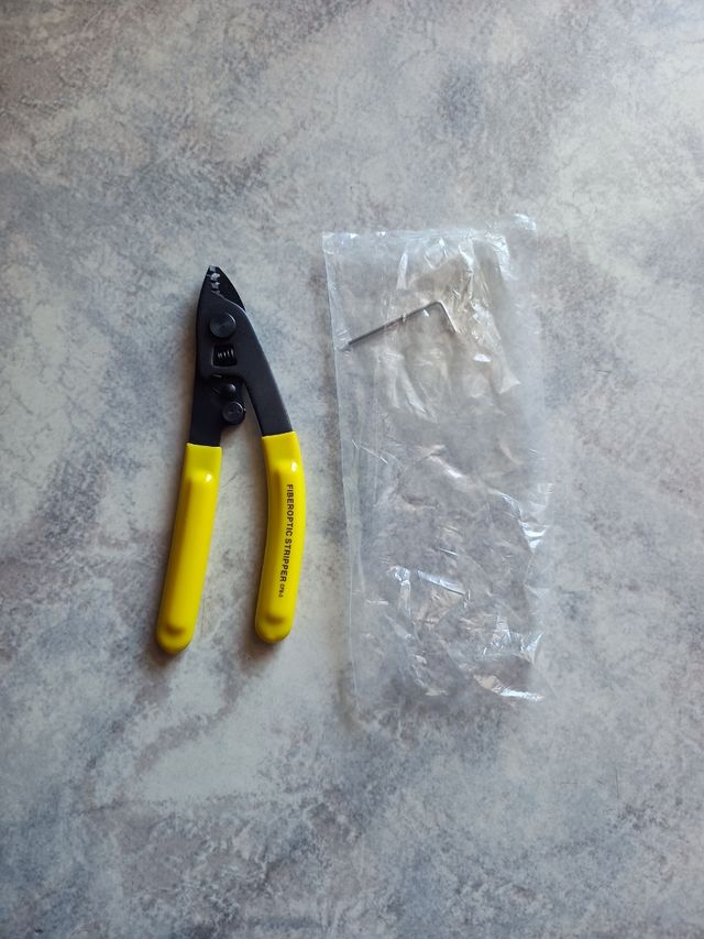 Pinza spelafili fibra ottica + chiave
