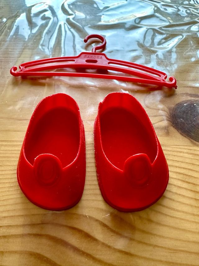 Zapatos rojo botón de Nancy y percha