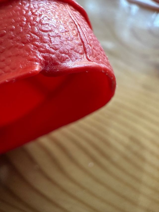 Zapatos rojo botón de Nancy y percha