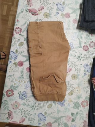 Conjunto ropa hombre: Pantalón corto beige y sudad