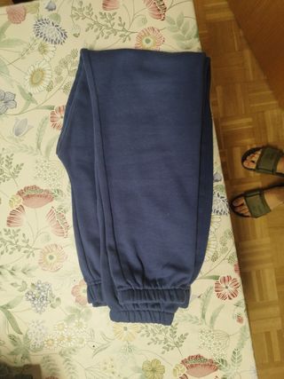 Conjunto ropa hombre: Pantalón corto beige y sudad