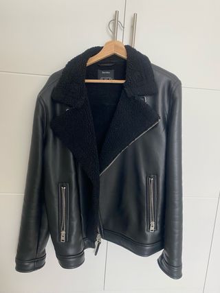 Cazadora Zara negra borreguillo.