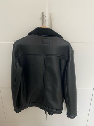 Cazadora Zara negra borreguillo.