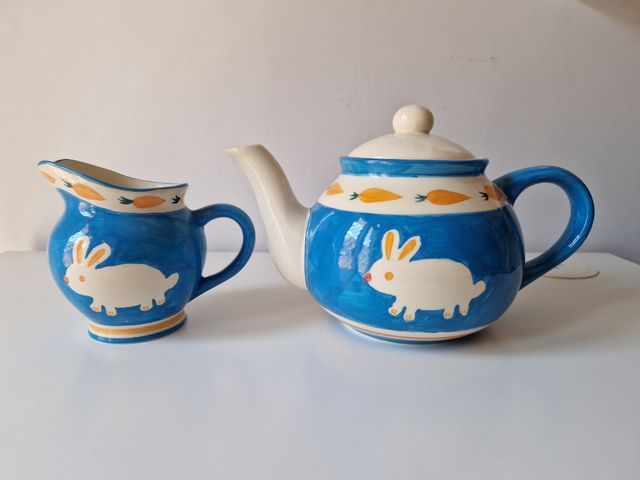 Teiera e lattiera con coniglietti