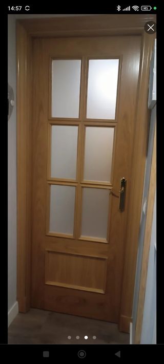 Puerta de madera maciza con vidriera