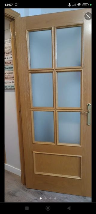 Puerta de madera maciza con vidriera