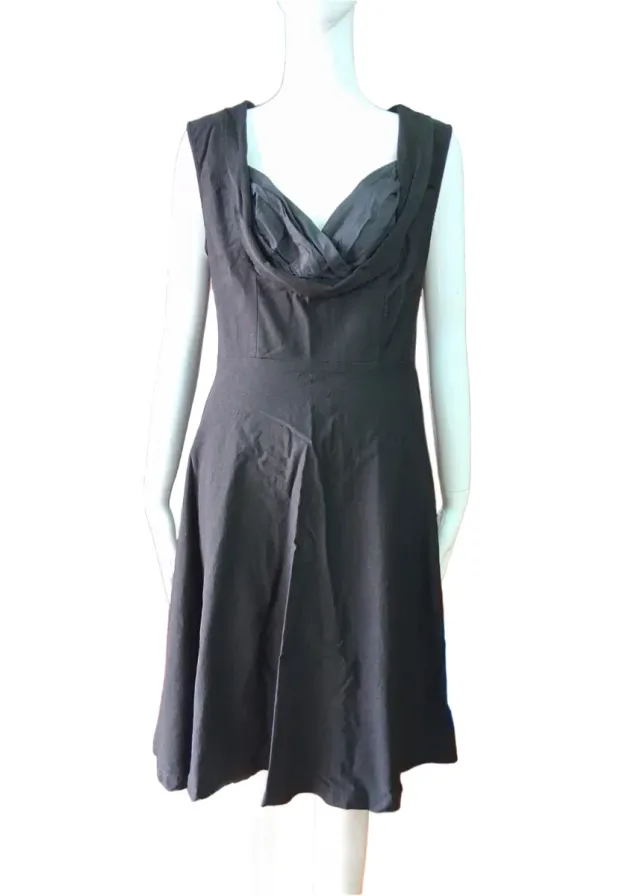 Vestido midi skater negro.