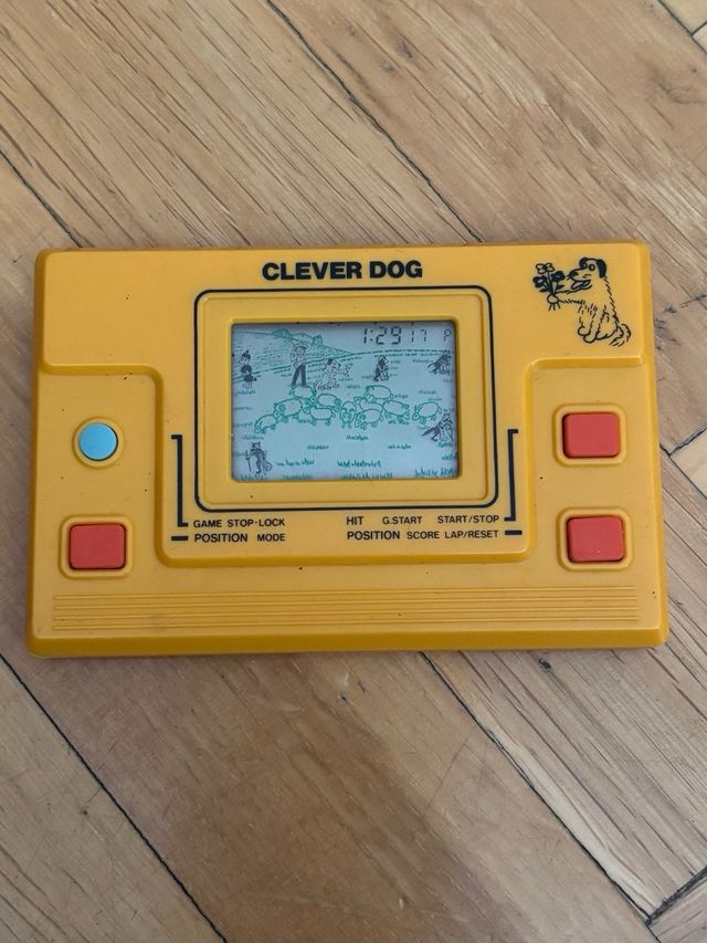 ANTIGUA GAME WATCH DE LIWACO CLEVER DOG MADE JAPAN