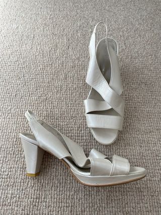 Sandalias beige de tacón