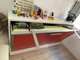 Cama nido plegable roja. Sin uso!