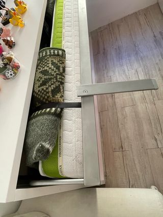 Cama nido plegable roja. Sin uso!