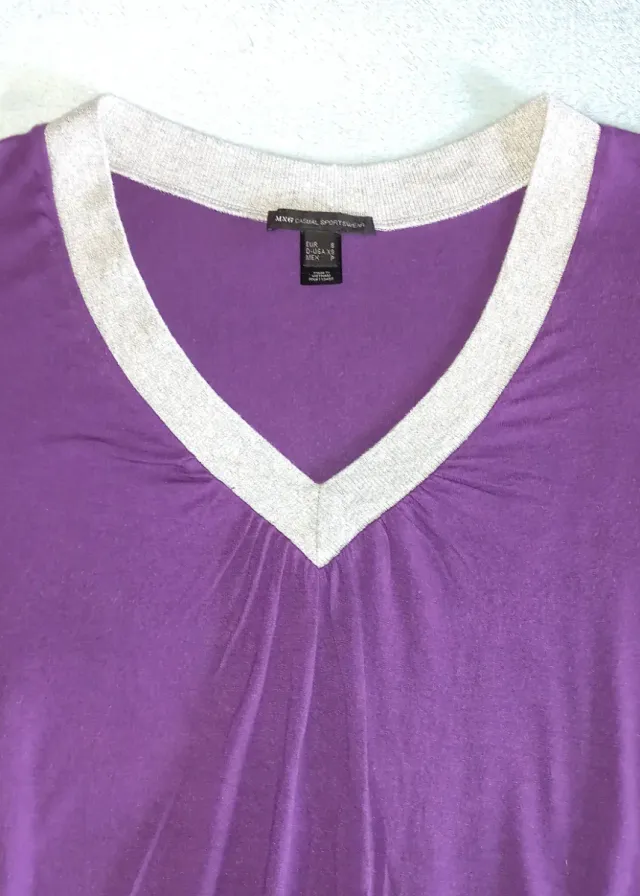 Camiseta morada y plateada.