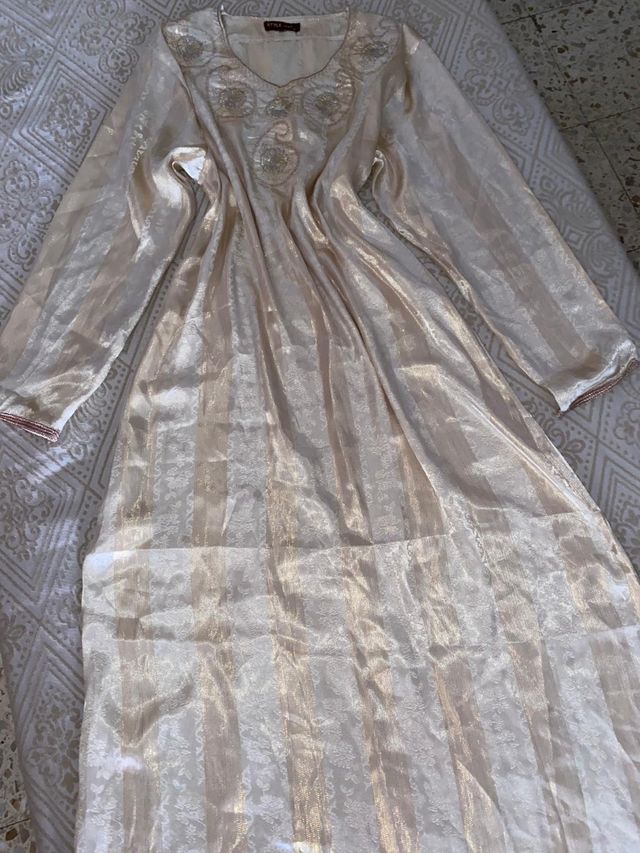 Vestido largo beige y dorado