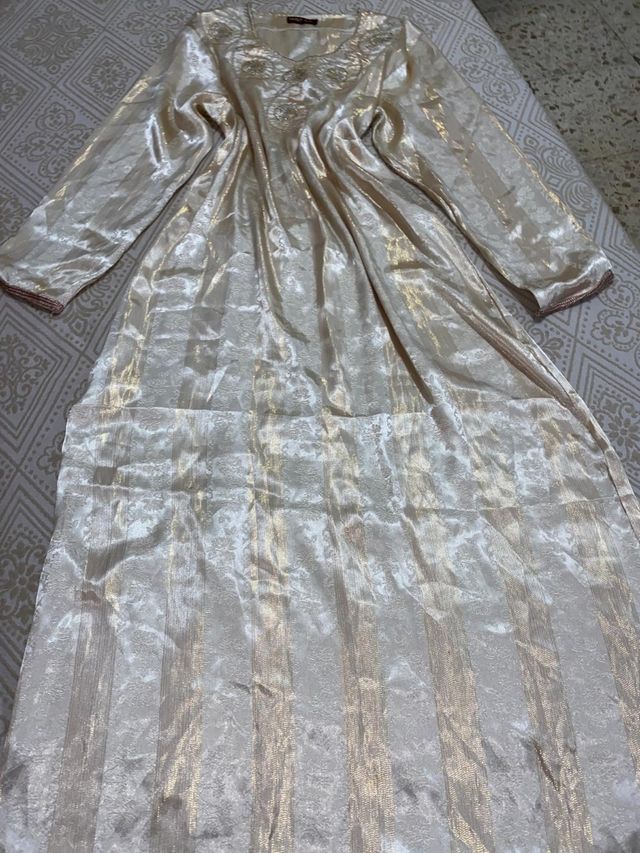 Vestido largo beige y dorado