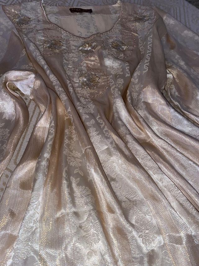 Vestido largo beige y dorado