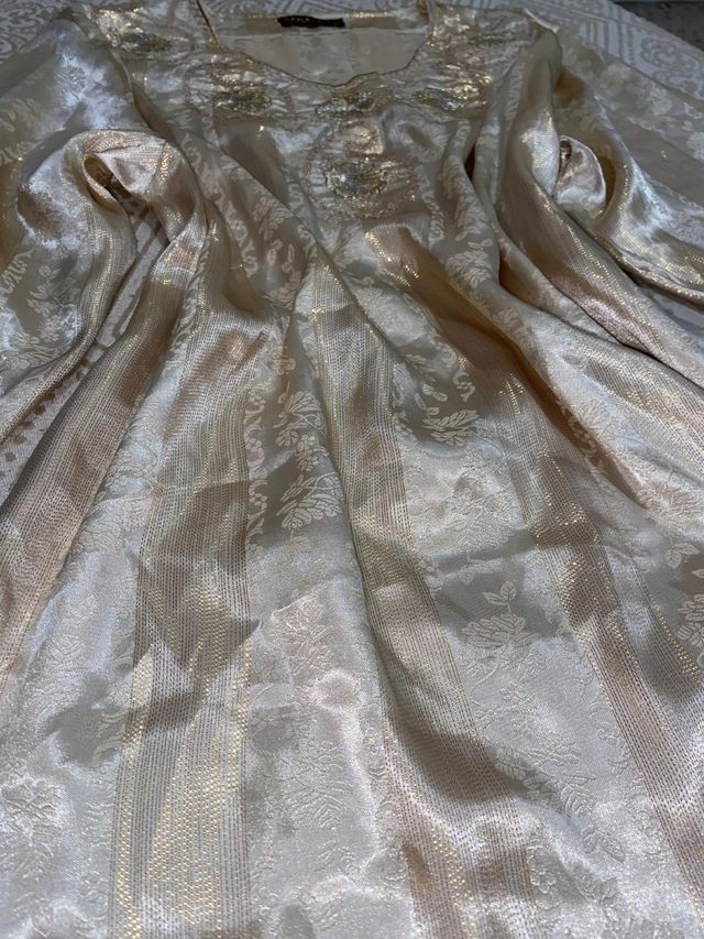 Vestido largo beige y dorado