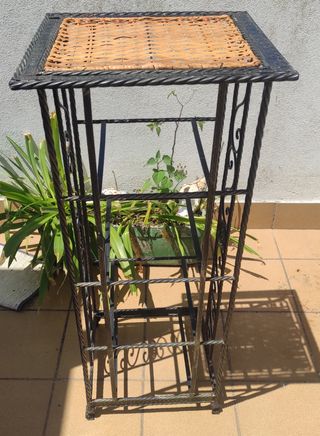 Mueble jardín metal y mimbre.