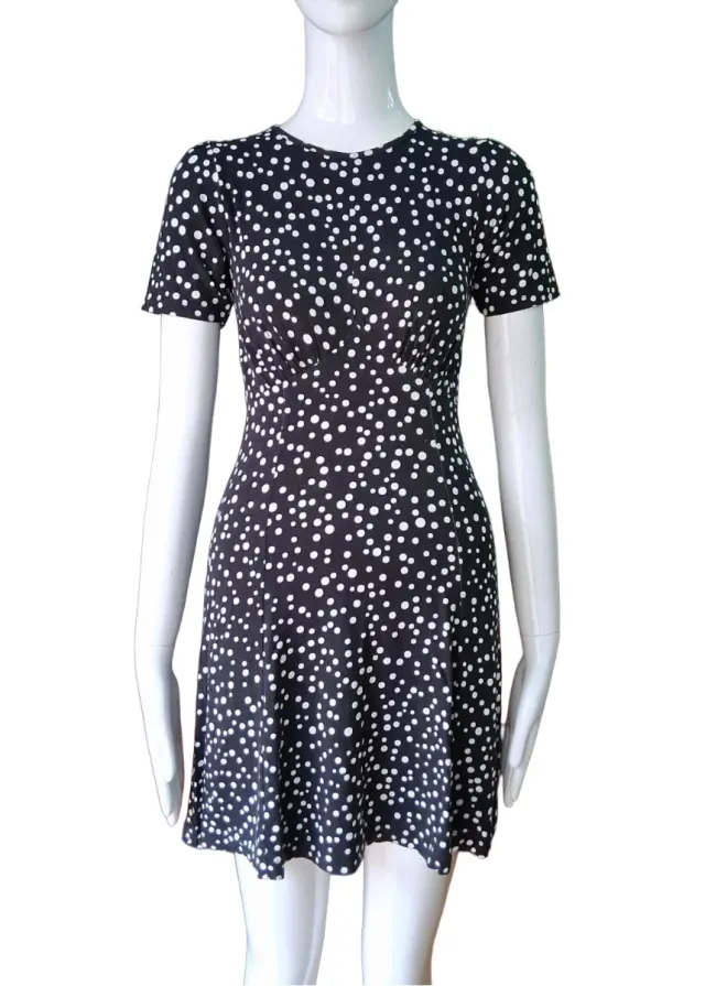 Vestido skater de lunares.