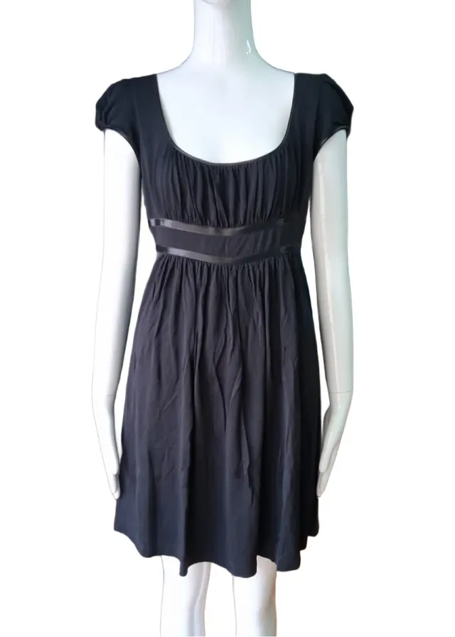 Vestido negro con vuelo.