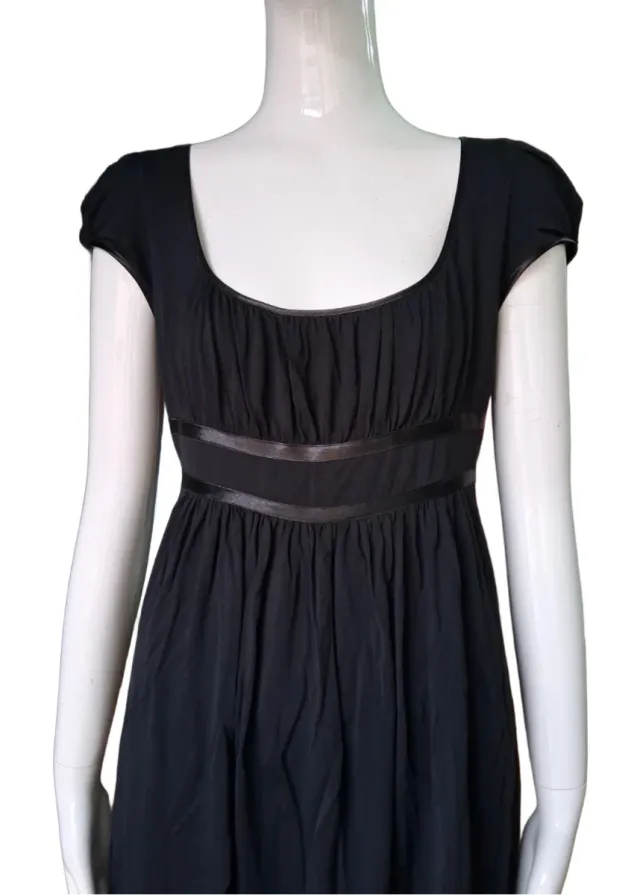 Vestido negro con vuelo.