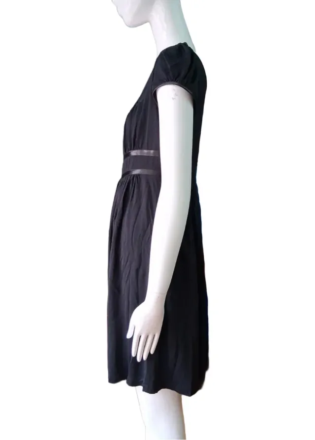 Vestido negro con vuelo.