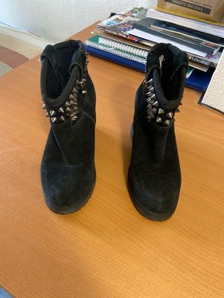 Botines negros con tachuelas