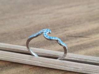 Anillo ola de mar en plata de ley 925 y circonitas