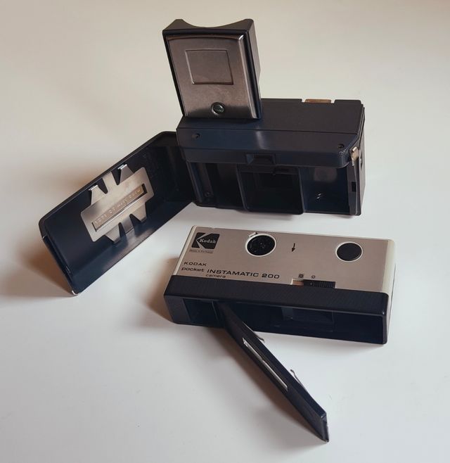 Lote: Kodak Instamatic 50 y Pocket Instamatic 200