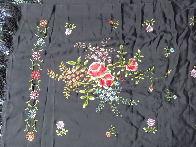 Chal de seda bordado a mano.