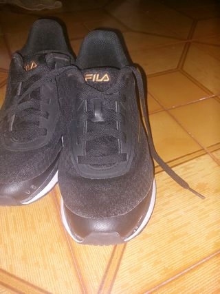 Zapatillas FILA negras y doradas